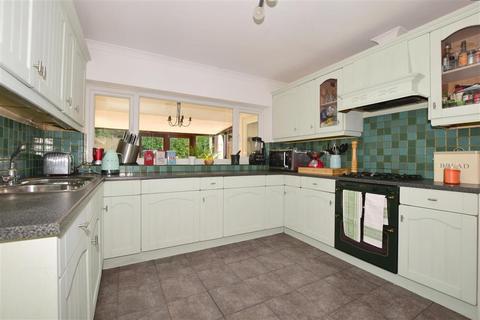 13 Yarm Close, Leatherhead, KT22 8NZ