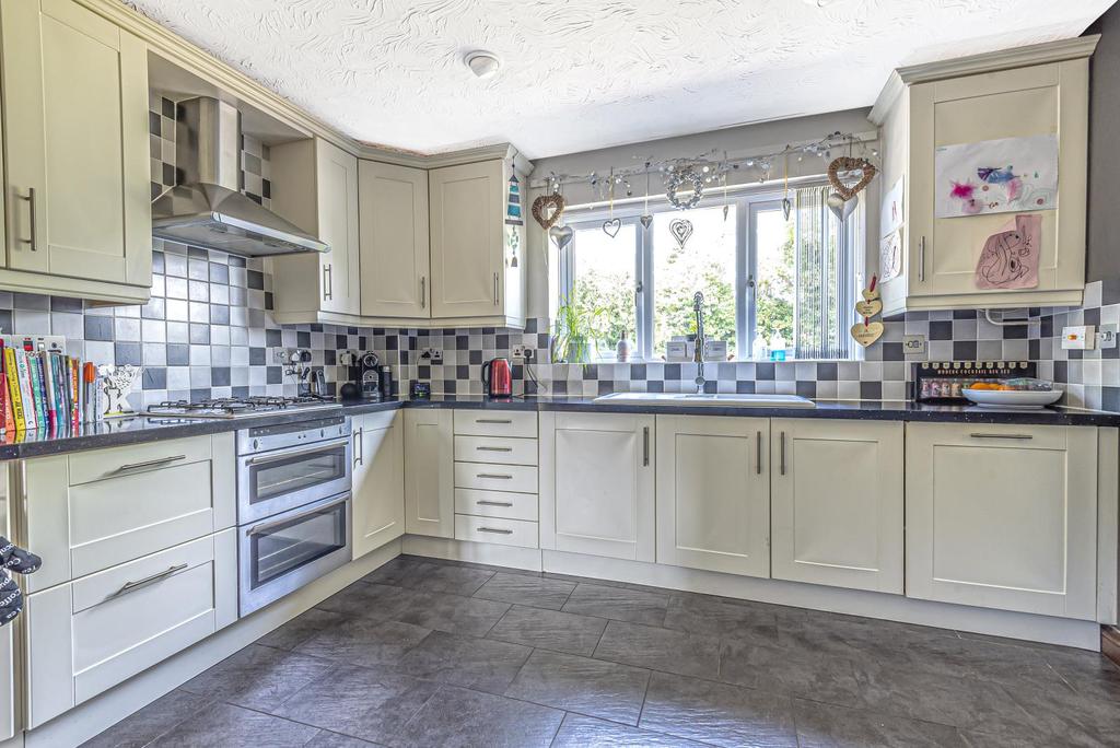 Scholars Acre, Carterton, Oxfordshire... 4 bed detached house £385,000