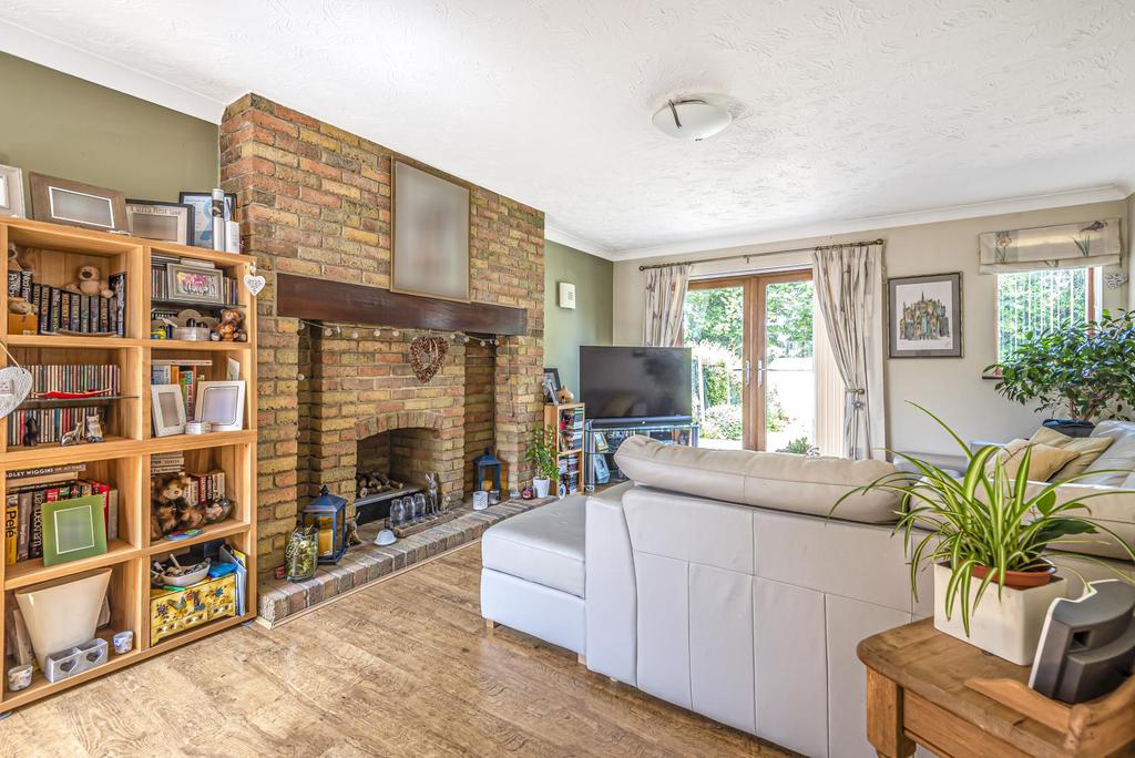 Scholars Acre, Carterton, Oxfordshire... 4 bed detached house £385,000