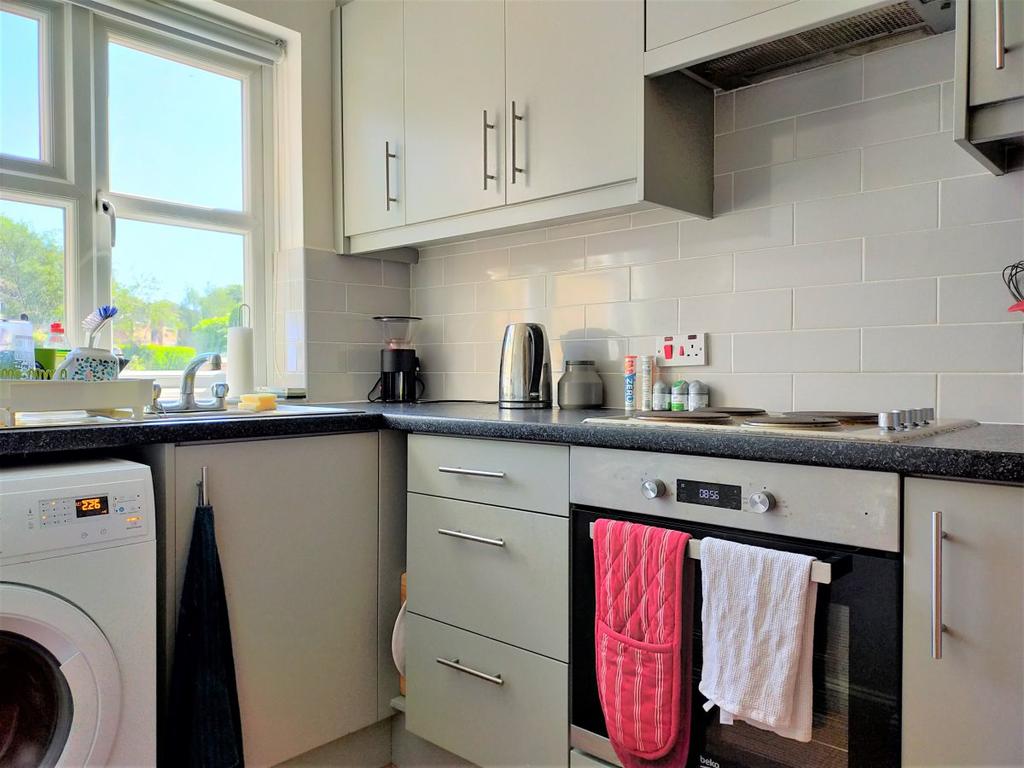 Kings Mead, Nutfield 2 bed terraced house £1,200 pcm (£277 pw)