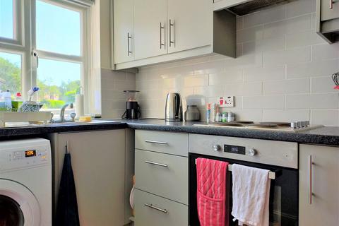 2 bedroom terraced house to rent, Kings Mead, Nutfield