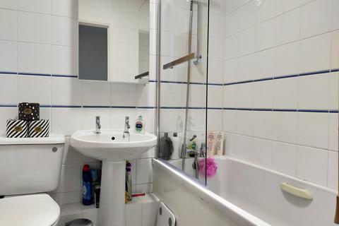 2 bedroom terraced house to rent, Kings Mead, Nutfield
