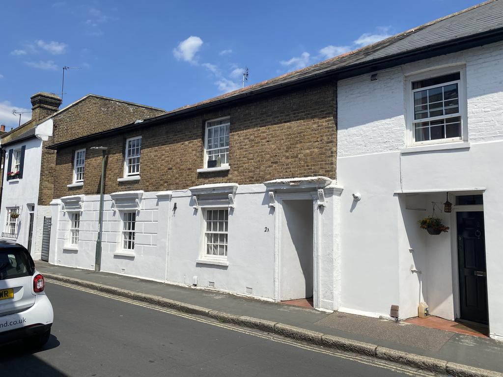 Park Road, Hampton Wick, Kingston... 3 bed terraced house £2,200 pcm