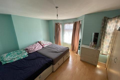 205 Henley Road, Ilford, IG1 2TP