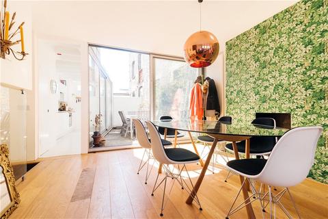 Flat 2, 133 Curtain Road, London, EC2A 3BX