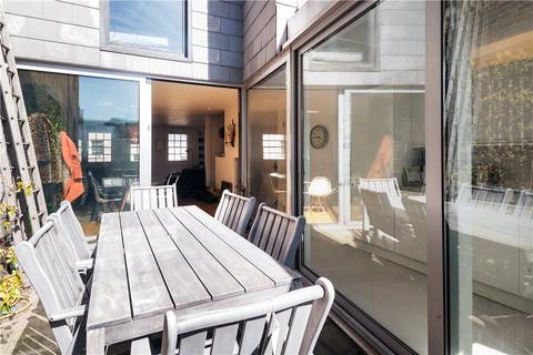 Flat 2, 133 Curtain Road, London, EC2A 3BX