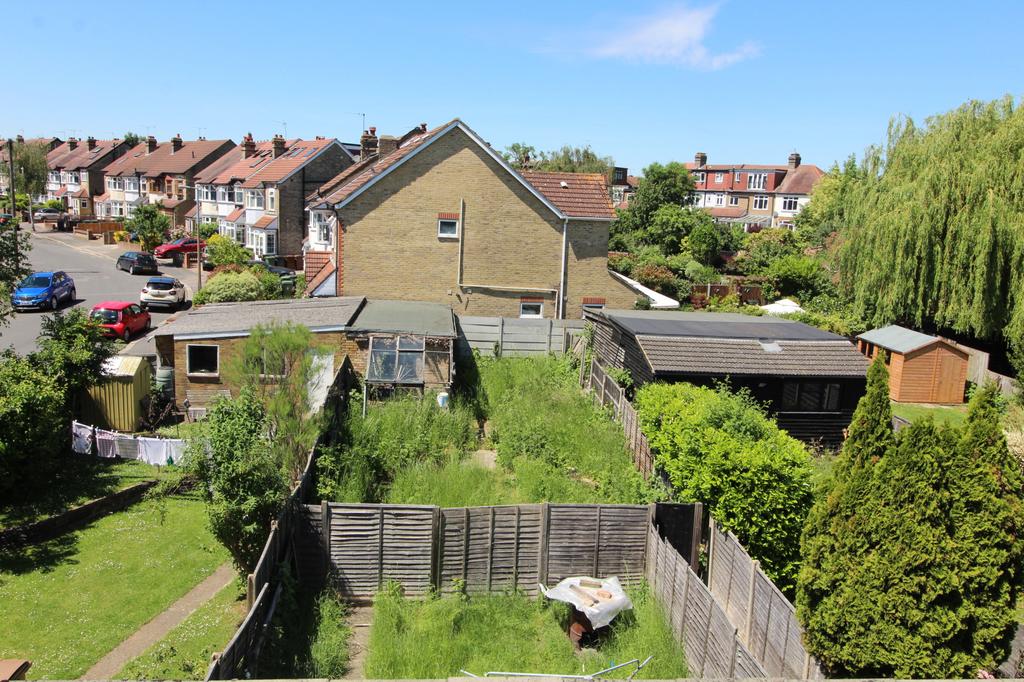 Larkshall Road, Chingford, E4 2 bed for sale £310,000