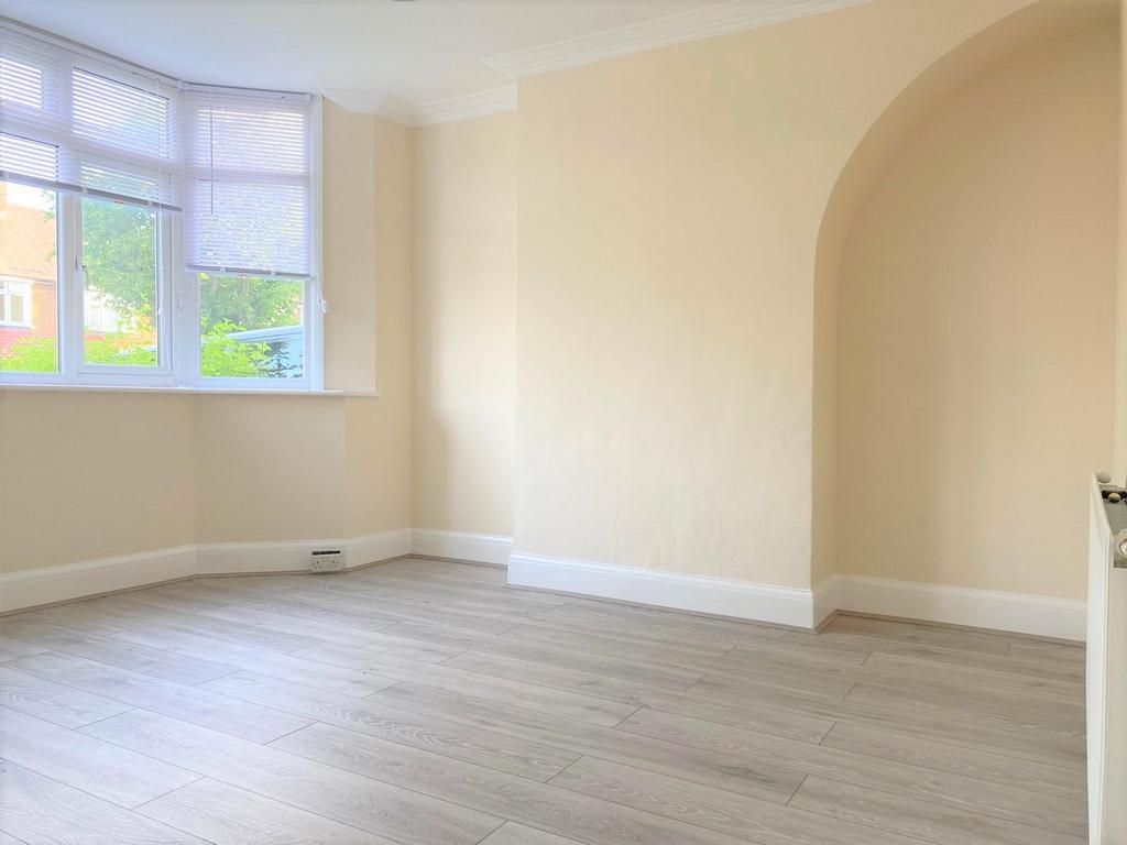 Bawtry Road, London, N20 3 bed semidetached house to rent £2,250 pcm (£519 pw)