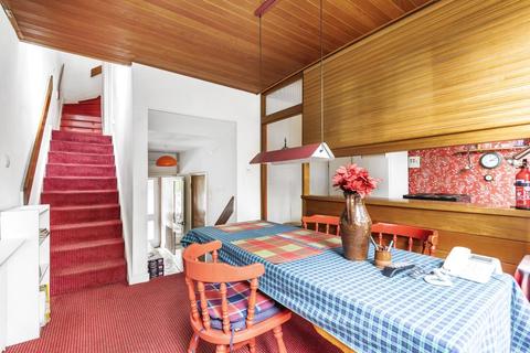 9 Links View, London, N3 1RN