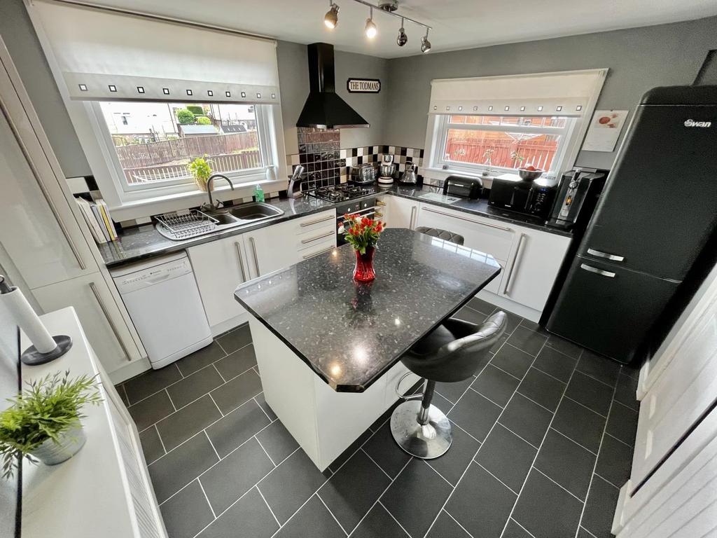 15 Cedar Avenue, Beith 3 bed end of terrace house £100,000