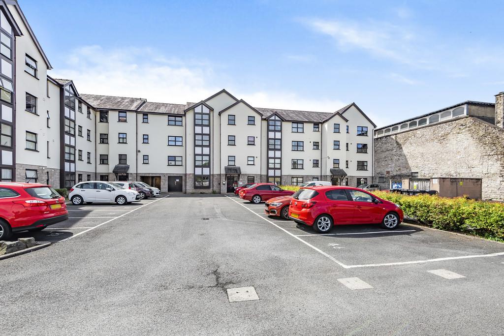 Flat 13, Sandes Court, Kendal, Cumbria, LA9 4LN 1 bed flat £110,000