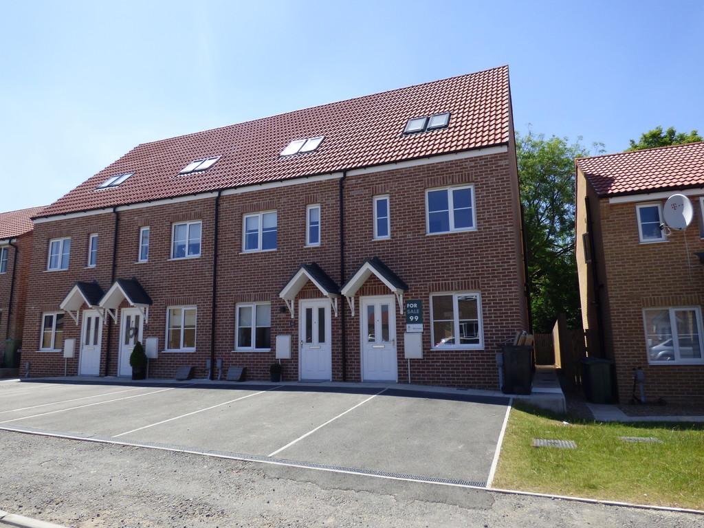 Links Drive, Humberston, Grimsby.... 3 bed end of terrace house £795
