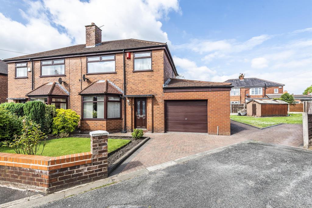 Radcliffe Grove, Leigh, WN7 1PR 3 bed semidetached house £225,000