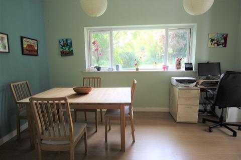 19 Walnut Close, Epsom, KT18 5JL