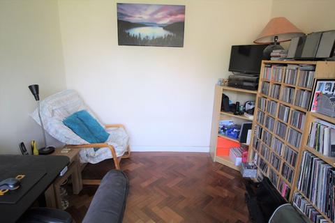 19 Walnut Close, Epsom, KT18 5JL