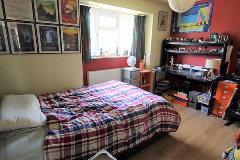 19 Walnut Close, Epsom, KT18 5JL