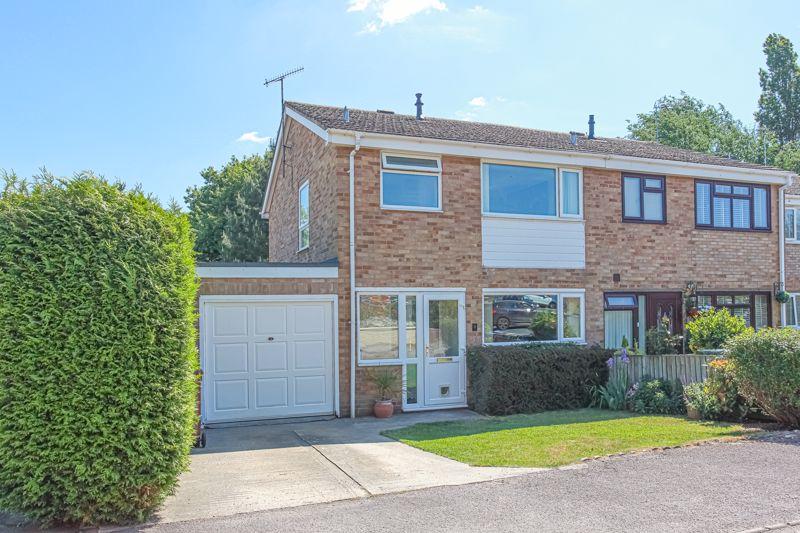 Garden Close, Banbury 3 bed terraced house £279,950