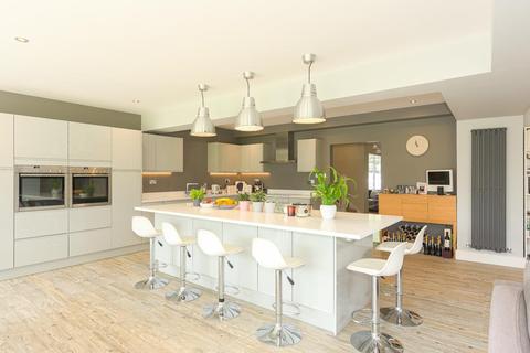20 Wallace Fields, Epsom, KT17 3AT