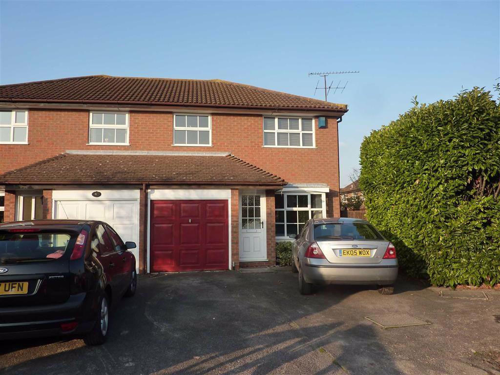 Rose Close, Woodley, Airfield 3 bed semidetached house £1,350 pcm (£