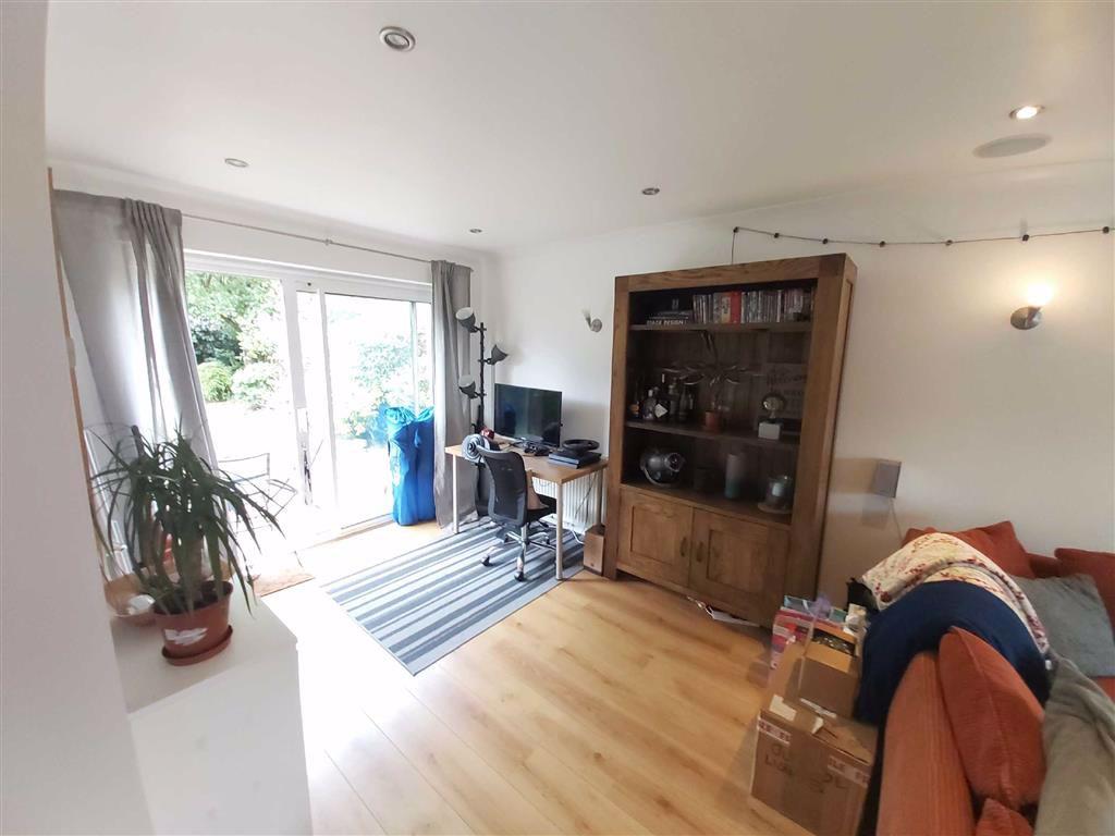 Rose Close, Woodley, Airfield 3 bed semidetached house £1,350 pcm (£