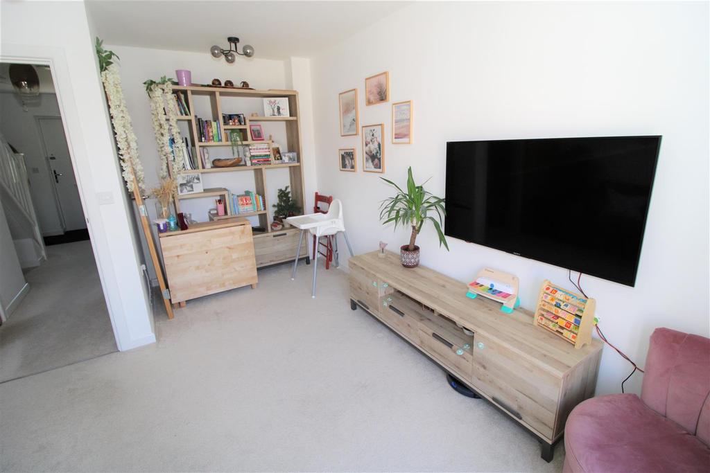 Sydenham Drive, Leamington Spa 2 bed end of terrace house £240,000