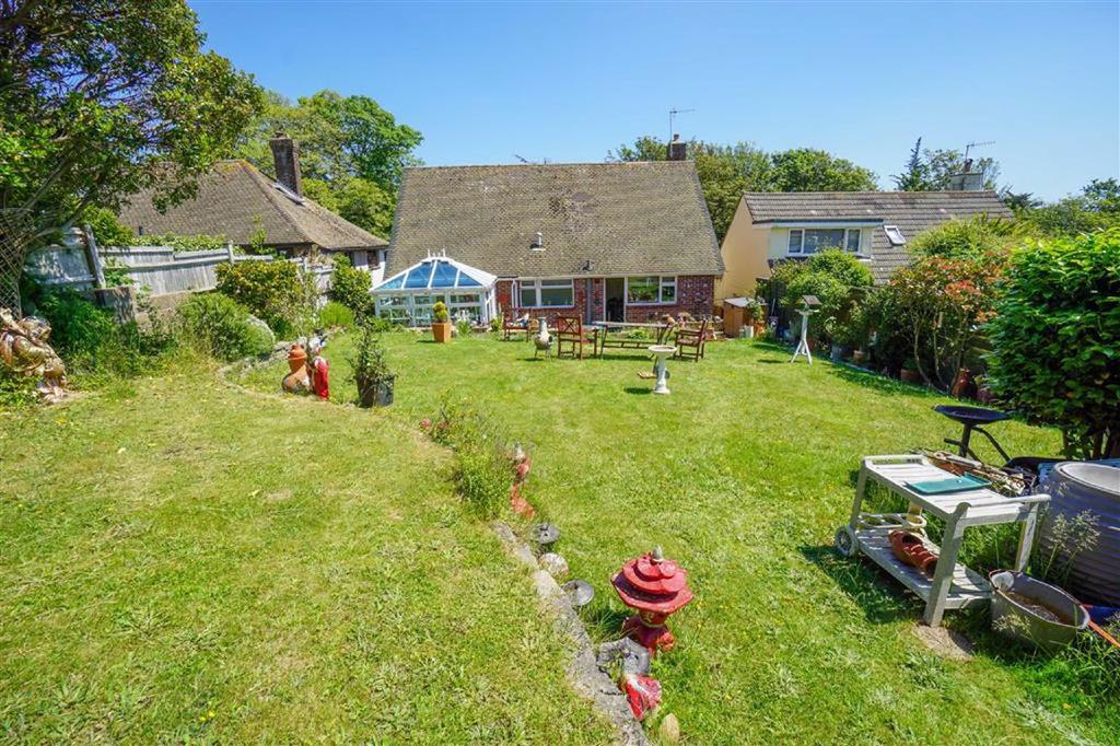 The Byeway, Hastings, East Sussex 4 bed detached bungalow £460,000