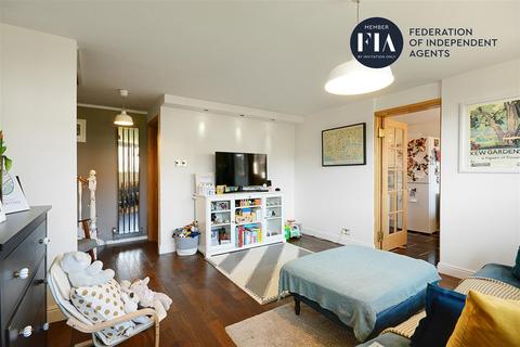 4 Coates Walk, Brentford, TW8 0LU