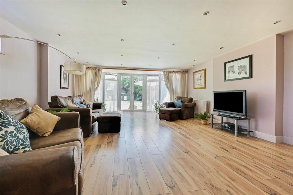 Hazlemere Road, Benfleet 5 bed detached house £500,000