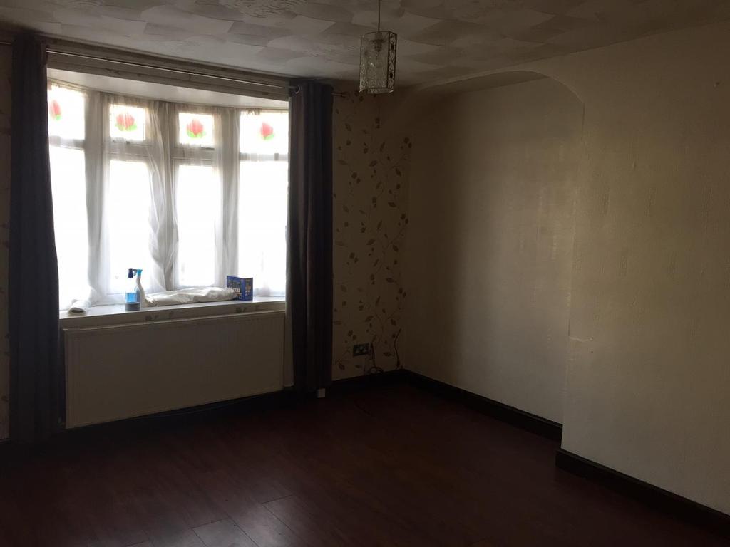 Emerson Road, WOLVERHAMPTON 3 bed semidetached house £650 pcm (£150 pw)