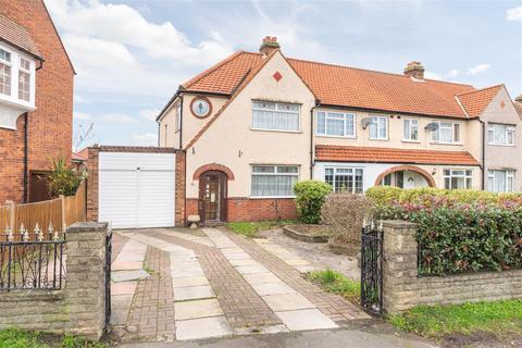 16 Leatherhead Road, Chessington, KT9 2HW
