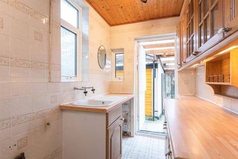 16 Leatherhead Road, Chessington, KT9 2HW