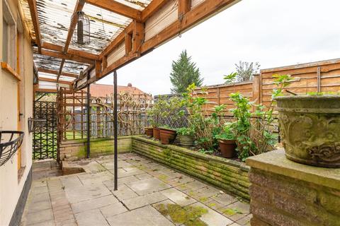 16 Leatherhead Road, Chessington, KT9 2HW