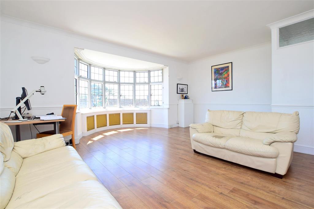 Lounge/ Dining Room