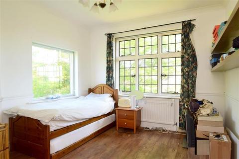 9 Furzeholme, Worthing, BN13 3BS