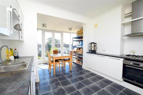 9 Furzeholme, Worthing, BN13 3BS