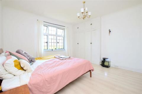 9 Furzeholme, Worthing, BN13 3BS