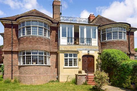 9 Furzeholme, Worthing, BN13 3BS