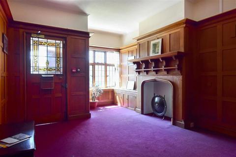 9 Furzeholme, Worthing, BN13 3BS
