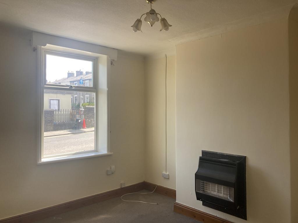 REF 10836 Lord Street Colne BB8 2 bed terraced house £495 pcm (£114 pw)