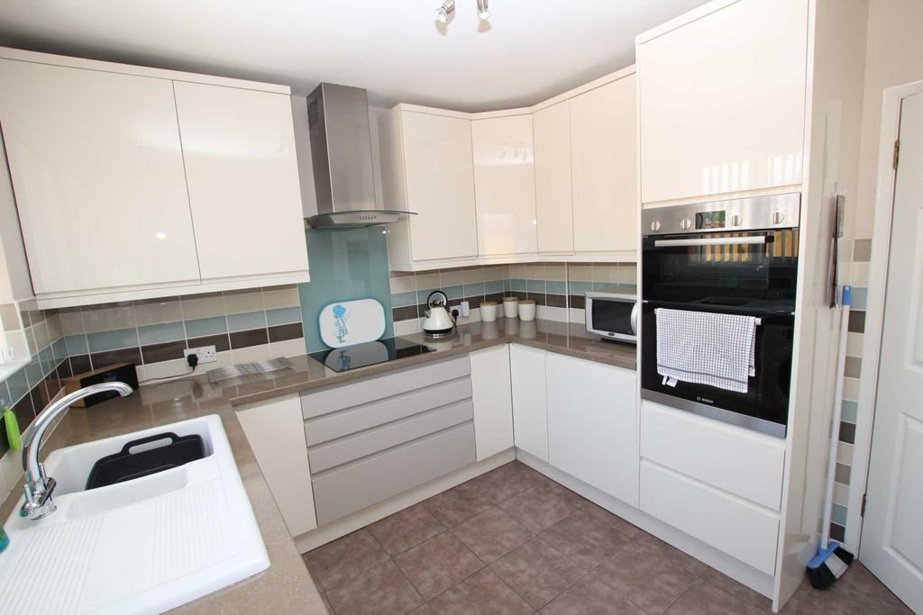 Willingdon Way, Eastbourne, BN22 0NJ 3 bed detached bungalow £440,000