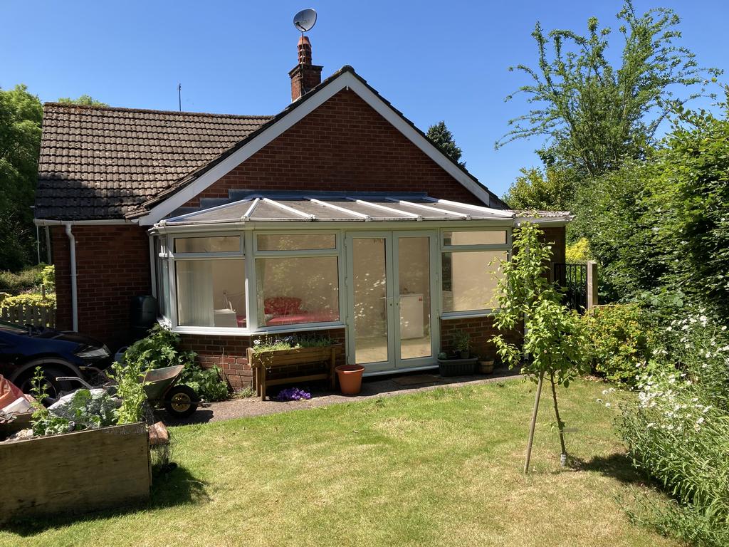 Belmont Crescent, Abergavenny... 2 bed detached bungalow £850 pcm (£