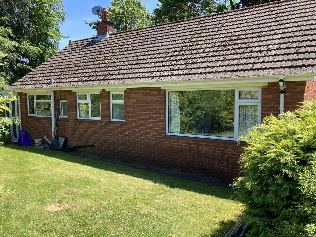 Belmont Crescent, Abergavenny... 2 bed detached bungalow £850 pcm (£
