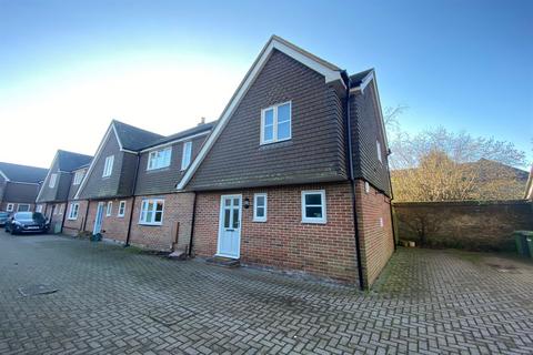 3 bedroom semi-detached house to rent, Toby's Garden, Petersfield, GU31