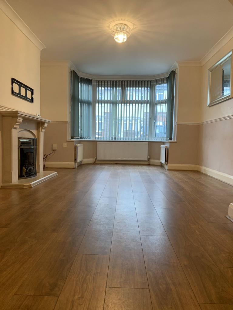 Rutland Crescent, Luton, Bedfordshire, lu2 3 bed semidetached house