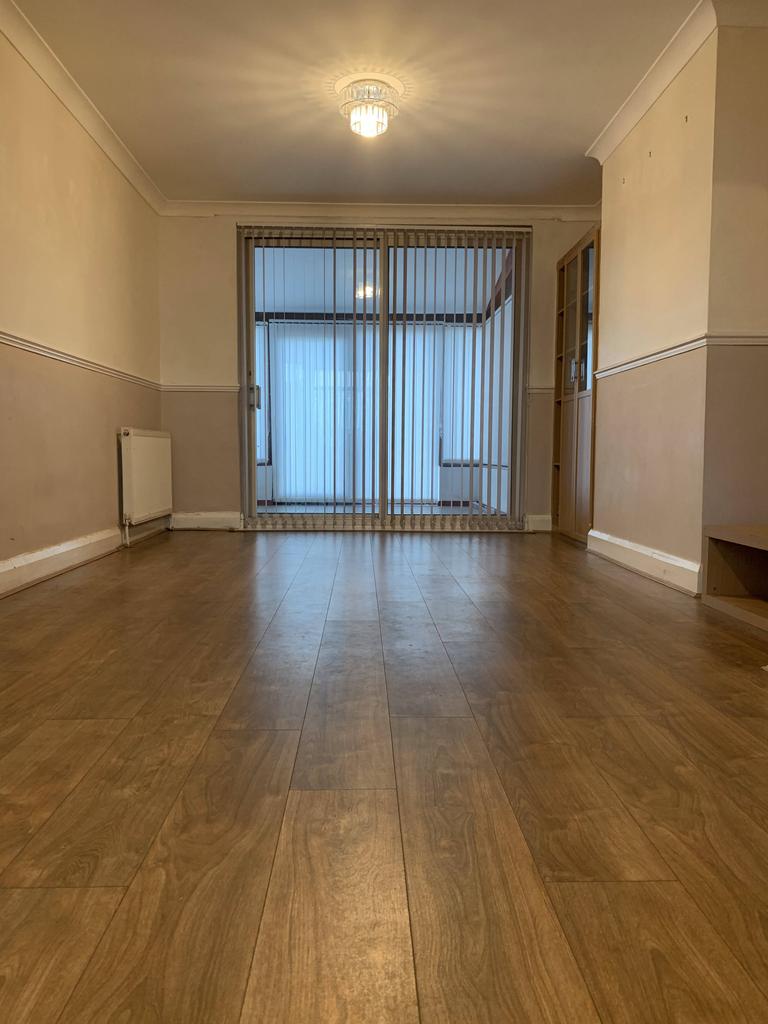 Rutland Crescent, Luton, Bedfordshire, lu2 3 bed semidetached house