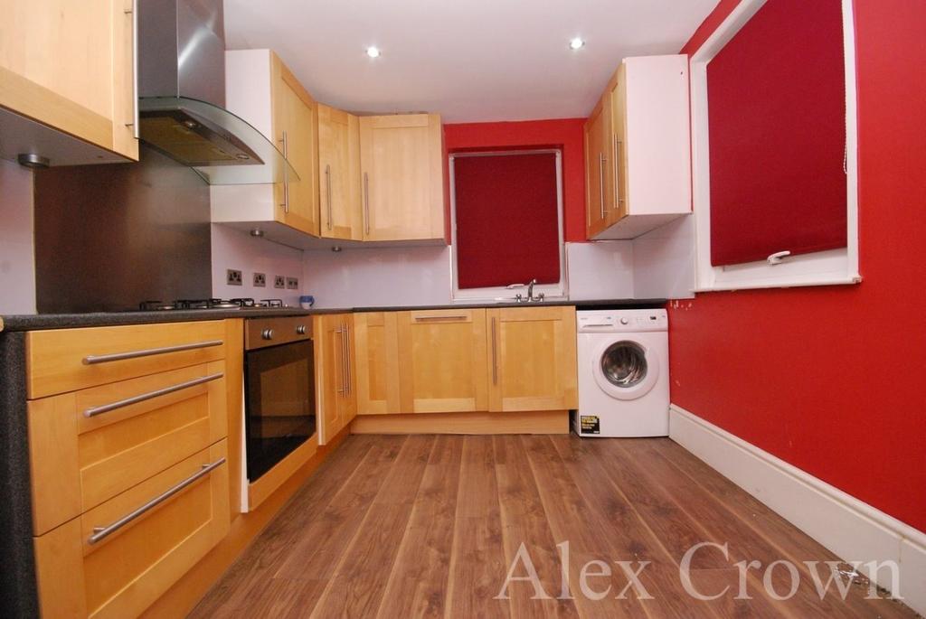 Blake Avenue, Barking 4 bed terraced house £1,700 pcm (£392 pw)