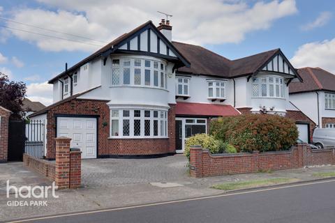 5 Wayside Close, Romford, RM1 4ES