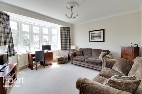 5 Wayside Close, Romford, RM1 4ES