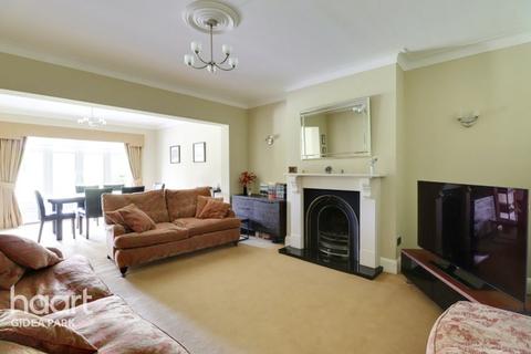 5 Wayside Close, Romford, RM1 4ES