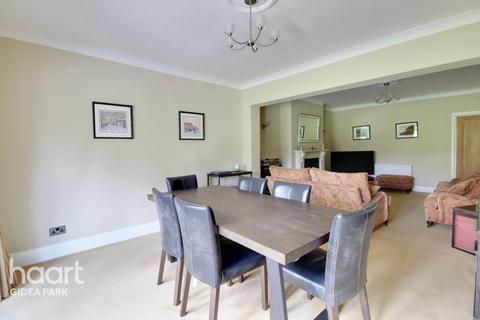 5 Wayside Close, Romford, RM1 4ES